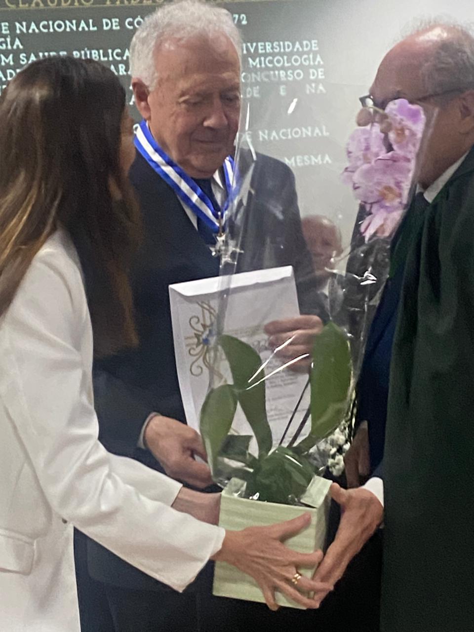 El infectólogo argentino Hugo Pizzi fue designado como académico de medicina del Estado de Río de Janeiro Y Dialogo En «Conectados»