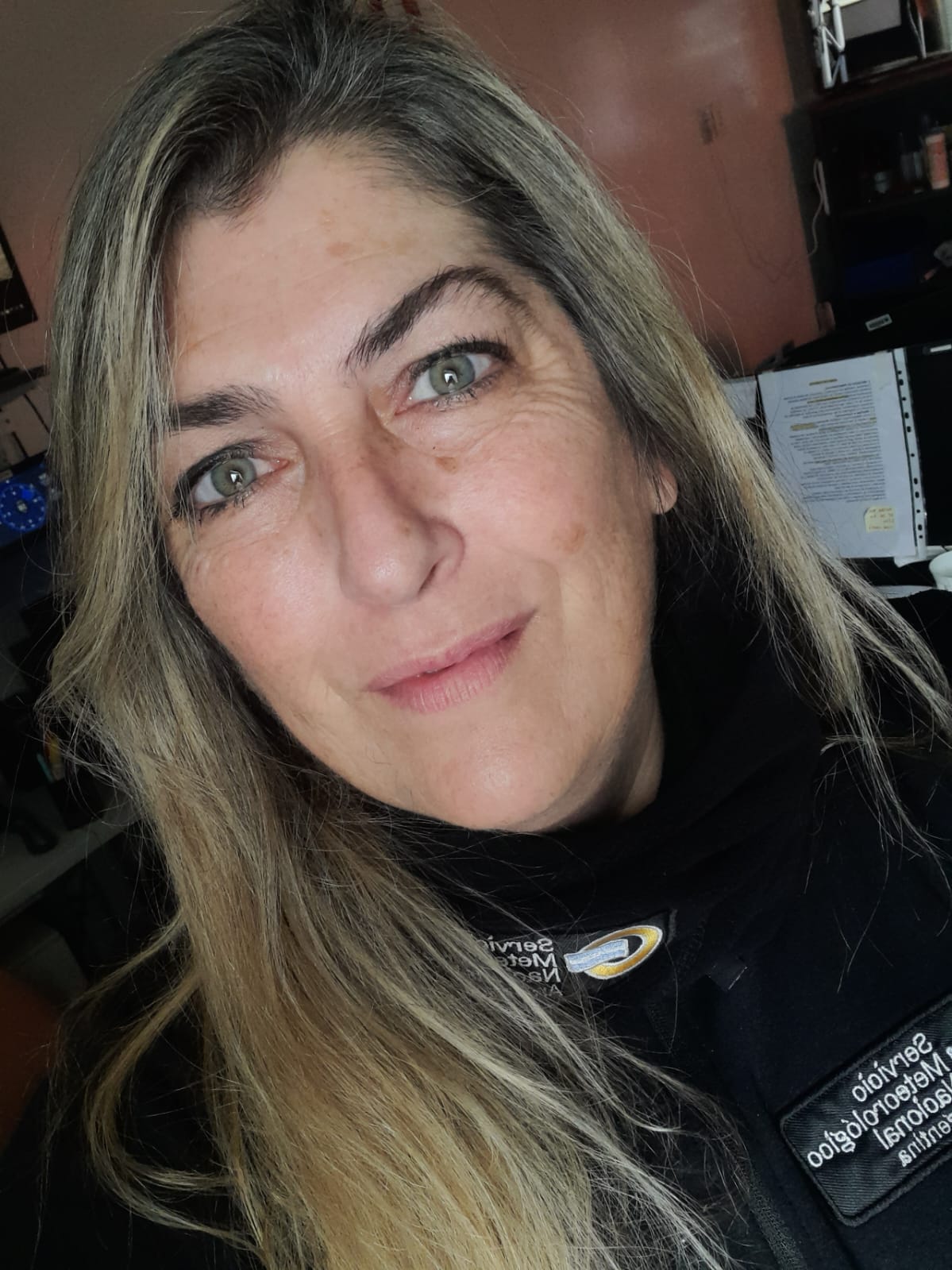 Victoria Criado observadora Meteorológica en comunicación telefónica con Radio Las Flores