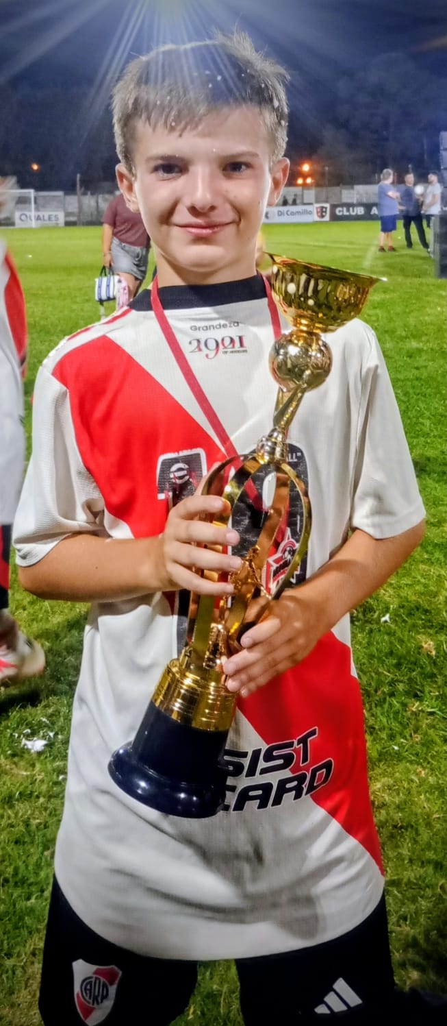 FÚTBOL: THIAGO APARICIO CAMPEÓN CON RIVER EN EL MUNDIALITO “ROJINEGRO” DE ROJAS