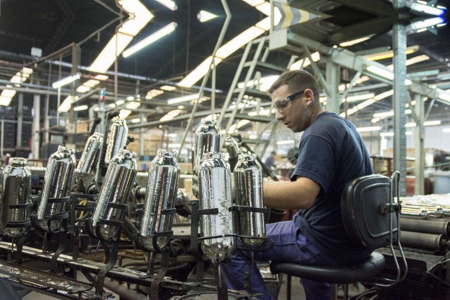 La industria volvió a caer en mayo: se desplomaron 14 de 16 sectores y solo dos lograron crecer