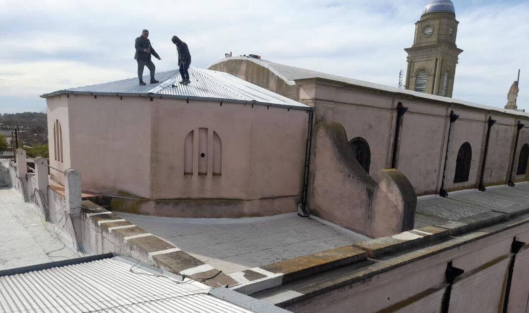 Avanzan los trabajos de reparación y mantenimiento en el techo del altar